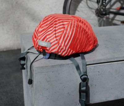 Návlek na cyklistickú prilbu na ochranu pred dažďom